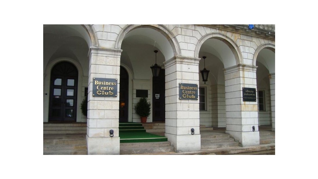 Pałac Lubomirskich w Warszawie - widok budynku po wykonaniu czyszczenia - zdjęcie z bliska od przodu