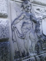 Zabrudzona zabytkowa rzeźba na cmentarzu w Łodzi