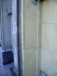 Elewacja z piaskowca po usunięciu graffiti - widok z bliska
