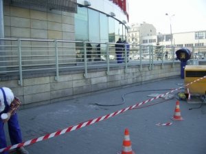 Widok budynku w trakcie czyszczenia - zabezpieczenie terenu prac