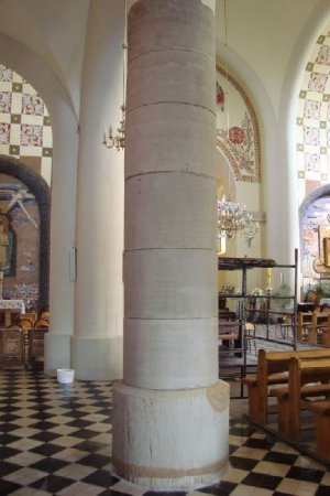 Filary z kamienia w nawie bocznej kościoła
