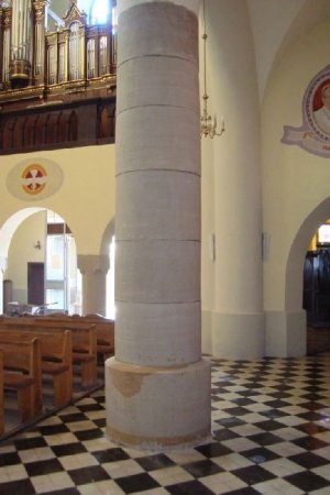 Kamienna kolumna w kościele
