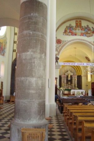 Kamienna kolumna w kościele z widocznymi zabrudzeniami