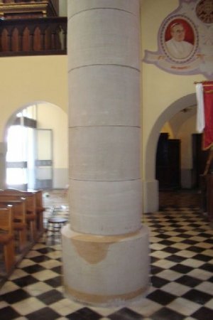 Kamienna kolumna w kościele po wykonaniu czyszczenia