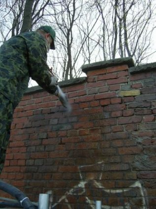 Czyszczenie muru z cegły