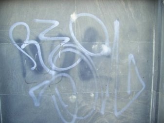 Graffiti na piaskowcu z bliska