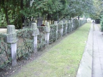 Zabrudzone krzyże na cmentarzu
