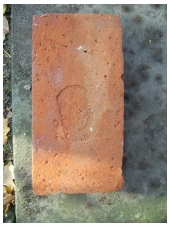 Zabytkowa cegła po oczyszczeniu zdjęcie z góry