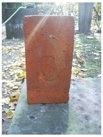 Zabytkowa cegła po oczyszczeniu zdjęcie z boku
