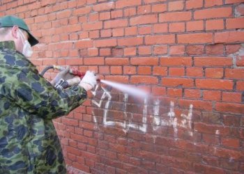 Czyszczenie cegły - mur Cmentarza Żydowskiego (Warszawa)