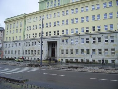 Widok budynku po wykonaniu czyszczenia elewacji - od strony frontowej