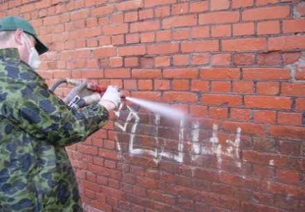 Czyszczenie cegły - mur Cmentarza Żydowskiego (Warszawa)