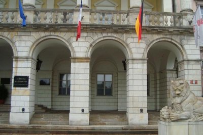 Pałac Lubomirskich w Warszawie - kolumnada, widoczne zabrudzenia