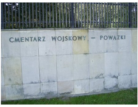 Mur Cmentarza Wojskowego na warszawskich Powązkach przed oczyszczeniem 