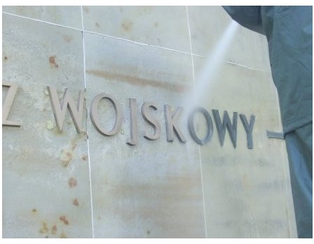 Napis na murze Cmentarza Powązkowskiego - z bliska