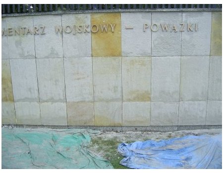 Mur Cmentarza Wojskowego na warszawskich Powązkach po oczyszczeniu 