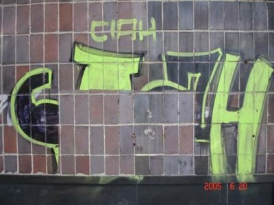 Graffiti na elewacji - przed i po usunięciu