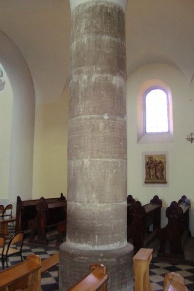 Duża kolumna kamienna w kościele 