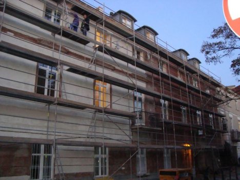Widok budynku w trakcie renowacji fasady od strony podwórka