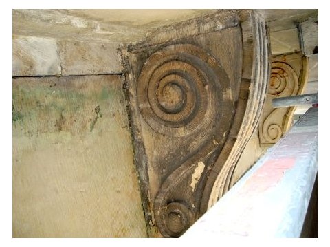 Zabrudzone elementy dekoracyjne elewacji