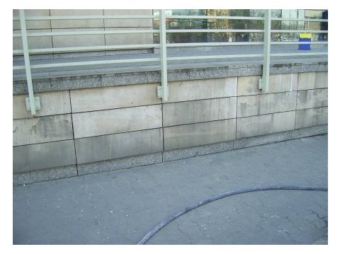 Carrefour Wileńska - zabrudzony mur przy schodach