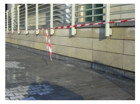 Mur z piaskowca w trakcie czyszczenia