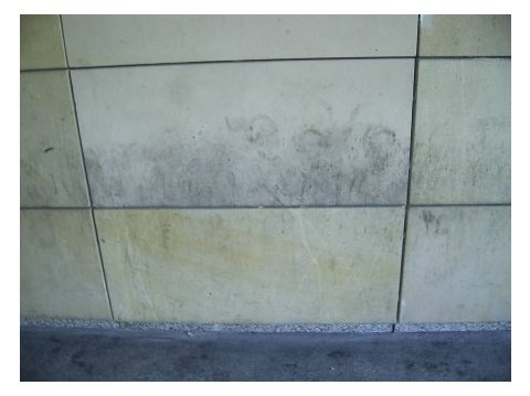 Zabrudzenia na piaskowej płycie, na elewacji