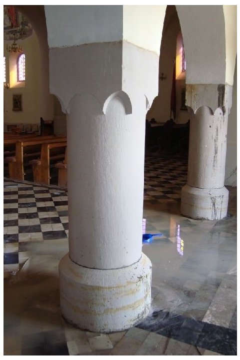 Filar z kamienia z dodatkowymi zdobieniami