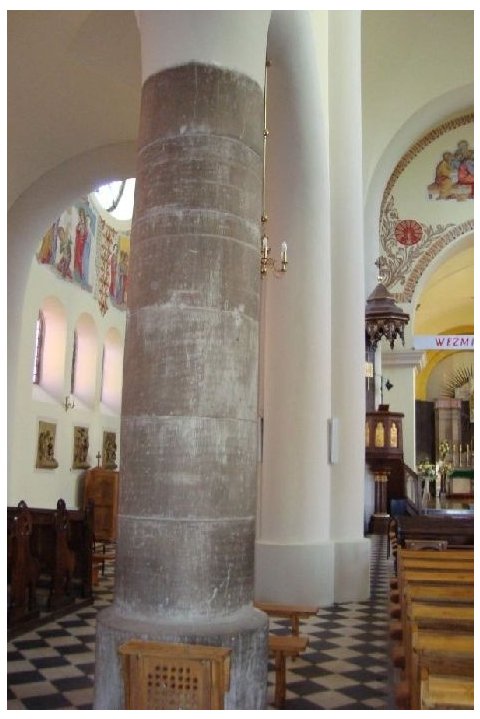 Zabytkowe kolumny z kamienia