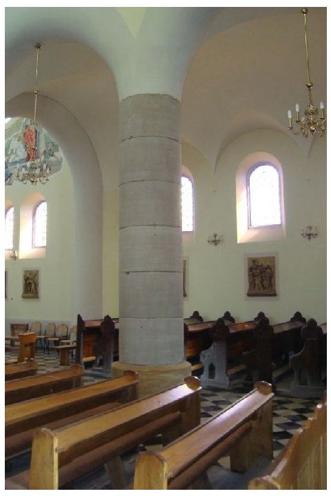 Kamienna kolumna w kościele