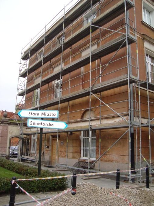 Widok budynku z boku - w trakcie realizacji prac czyszczenia ścian