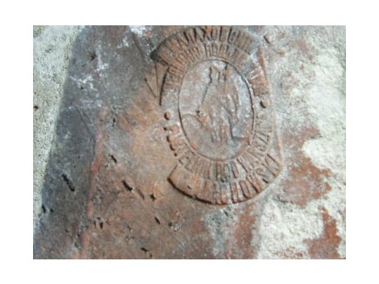 Zabytkowa cegła przed oczyszczeniem - widok z bliska