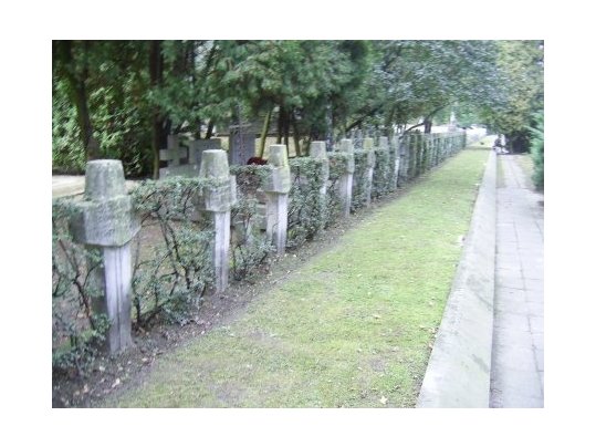 Zabrudzone krzyże na cmentarzu