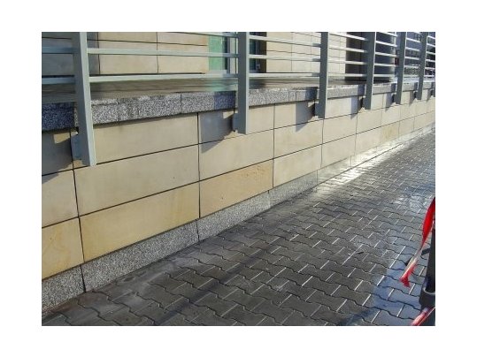 Mur i posadzka od razu po wykonaniu czyszczenia