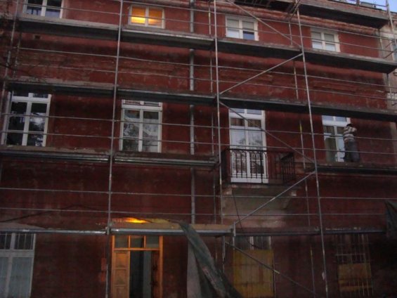 Widok budynku w trakcie realizacji prac renowacji