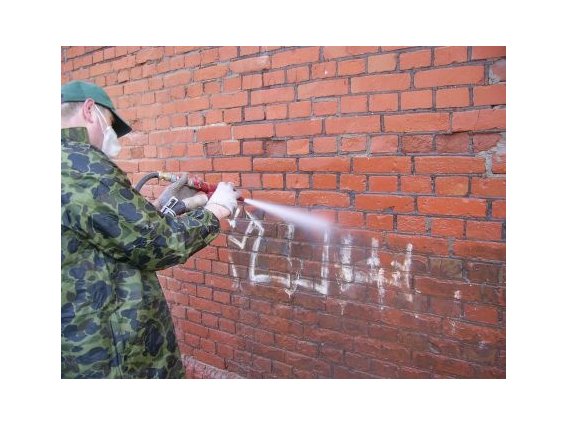 Usuwanie graffiti i napisów z muru Cmentarza Żydwskiego w Warszawie