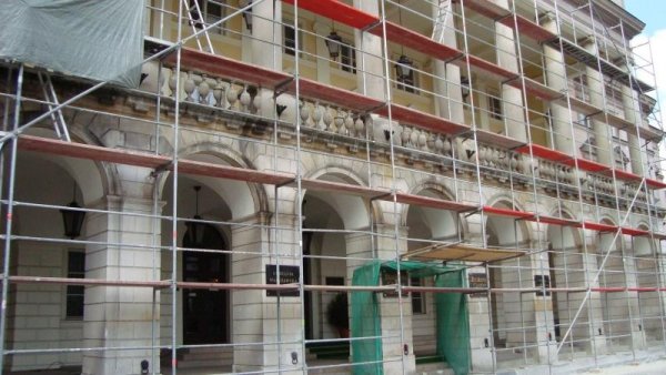 Pałac Lubomirskich - Widok budynku w trakcie czyszczenia i renowacji fasady budynku