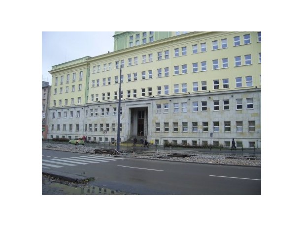 Widok budynku po wykonaniu czyszczenia elewacji - od strony frontowej