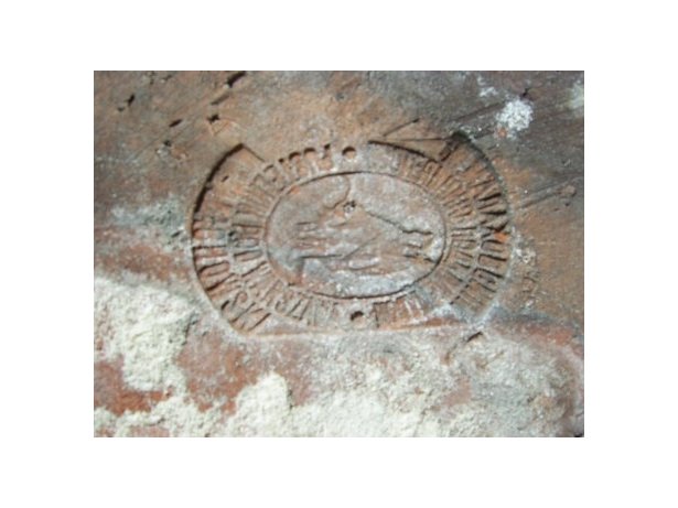 Wytłoczenie na zabytkowej cegle