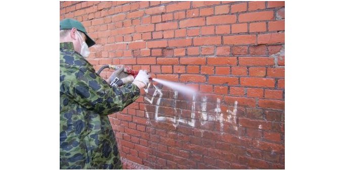 Czyszczenie cegły - mur Cmentarza Żydowskiego (Warszawa)