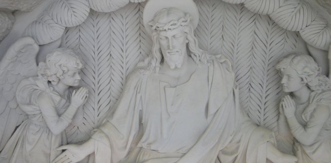 Czyszczenie rzeźb na kaplicy na cmentarzu w Łodzi