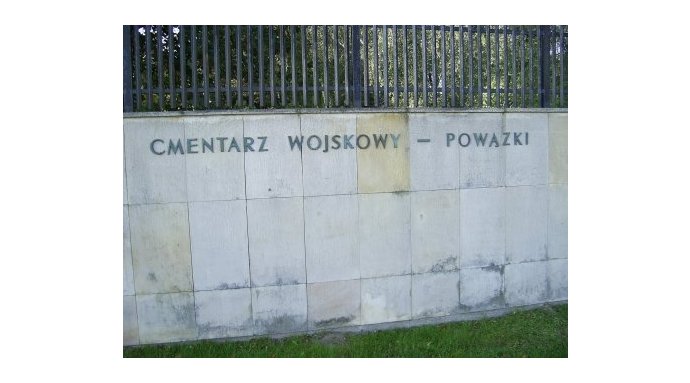 Mur Cmentarza Wojskowego na warszawskich Powązkach przed oczyszczeniem 