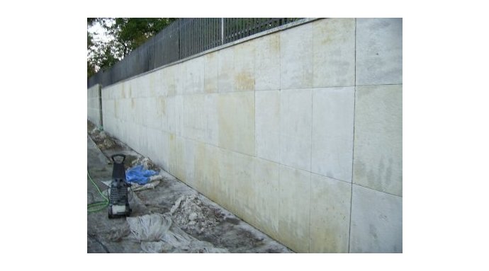 Czyszczenie elementów muru cmentarza w Warszawie