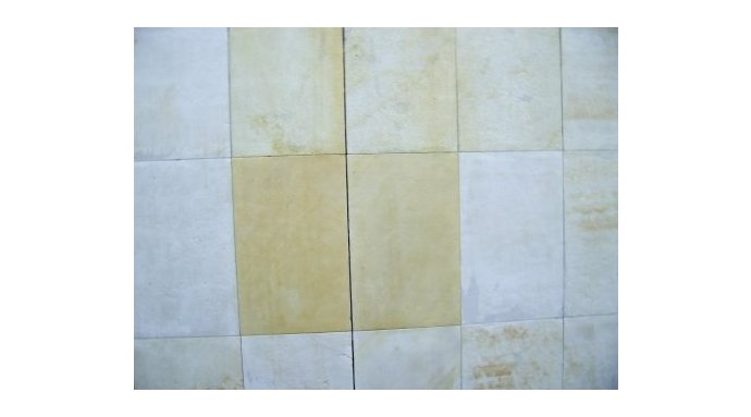 Czyszczenie elementów muru Cmentarza Powązkowskiego