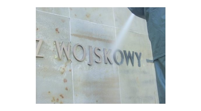 Napis na murze Cmentarza Powązkowskiego - z bliska