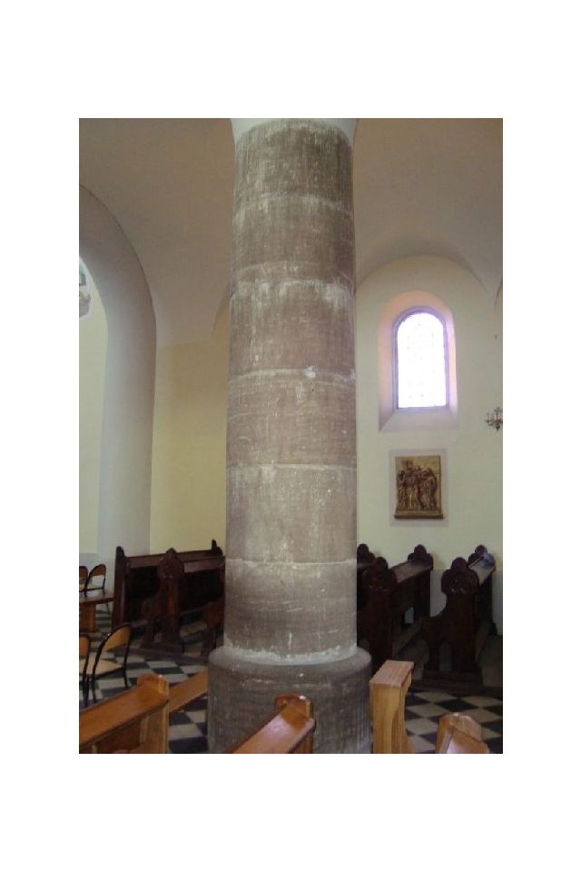 Duża kolumna kamienna w kościele 
