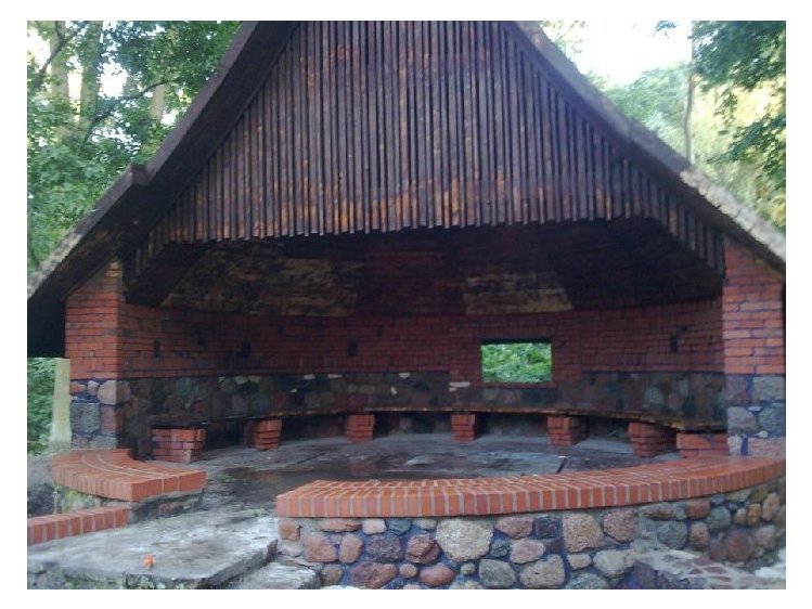 Widok na czystą altanę z daleka