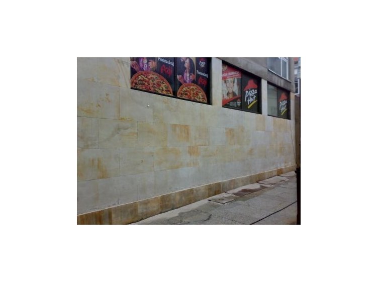 Elewacja budynku na Placu Zamkowym w Warszawie po usunięciu graffiti