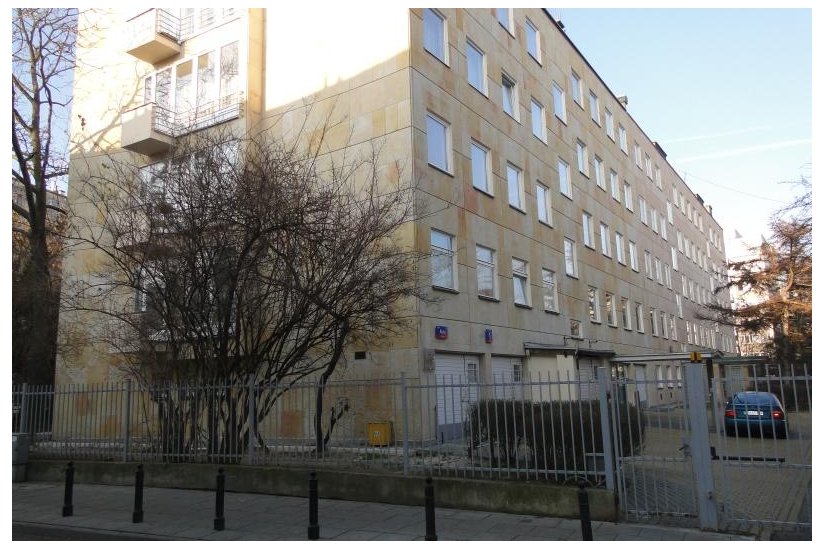 Widok budynku przed czyszczeniem elewacji - z boku