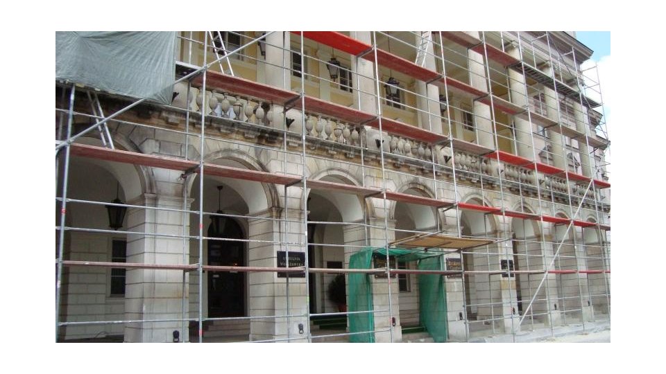 Pałac Lubomirskich - Widok budynku w trakcie czyszczenia i renowacji fasady budynku